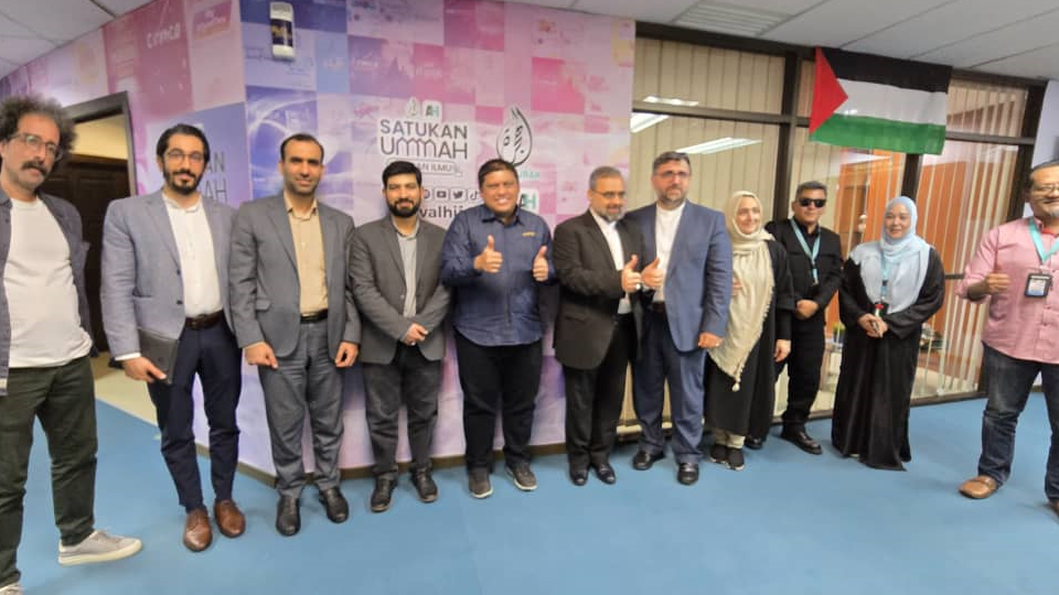 The meeting of Iran's high-ranking cinema team with the head of Malaysia's Al-Hijra network on February 20, 2025